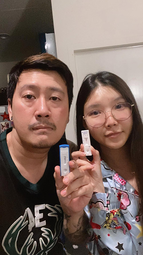 Ponlawat Poungsiri and Jamjuree Poungsiri with their test results. Photo: Ponlawat Poungsiri