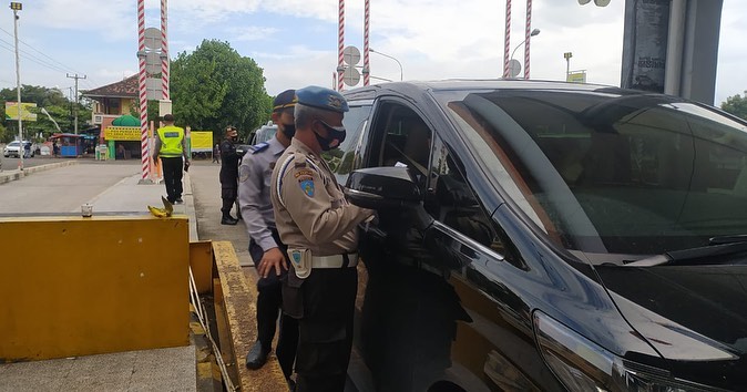 Photo of police officers checking for documents in Gilimanuk Port. Photo: Bali Provincial Government 
