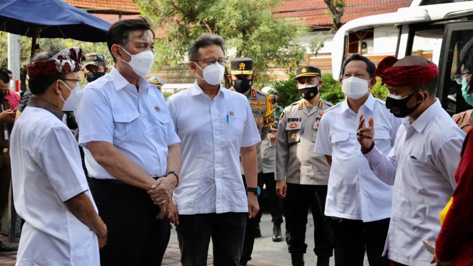 Coordinating Minister for Maritime Affairs and Investment Luhut Binsar Pandjaitan, second from left, during a visit to Bali on Aug. 12, 2021. Photo: Facebook