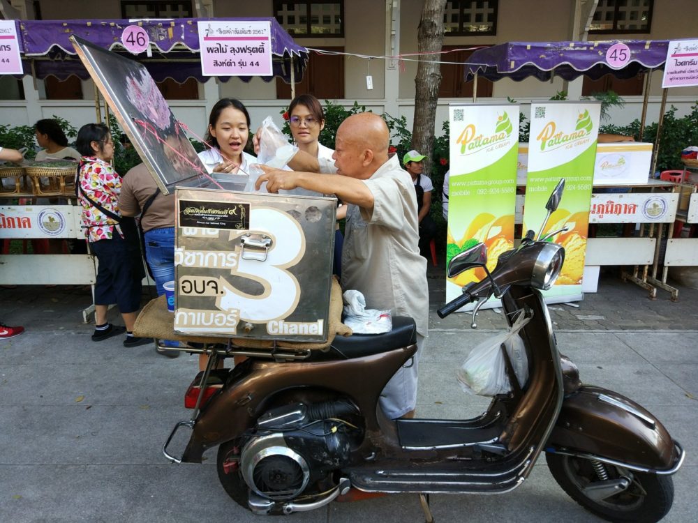 Baksia Saelim, aka “Uncle Fruit,” sells fruits to university students. Photo: CU Fruity / Facebook