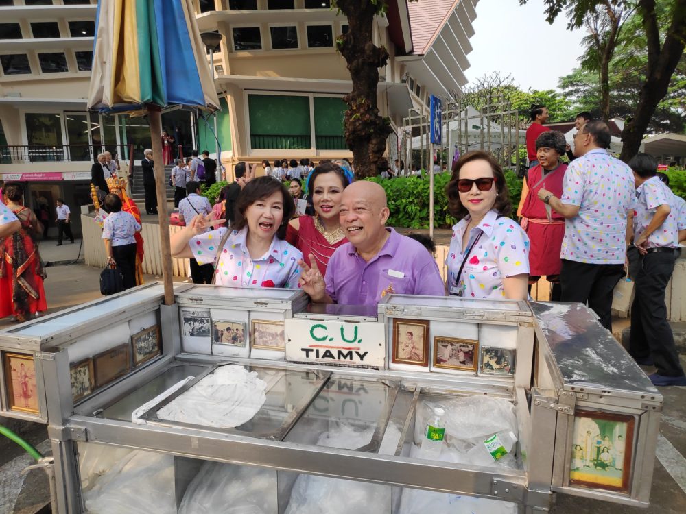 Baksia Saelim, aka “Uncle Fruit,” poses with Chulalongkorn University alumni. Photo: CU Fruity / Facebook