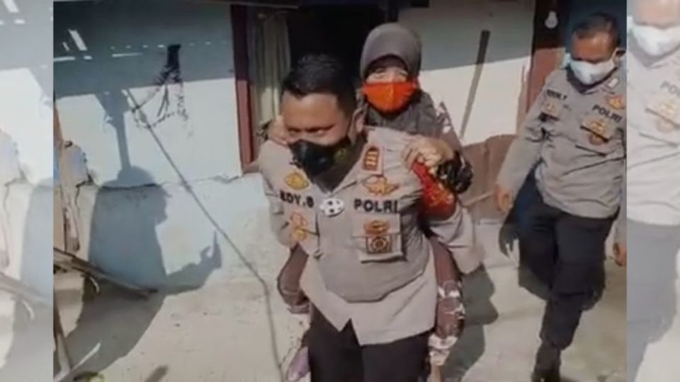 Edy Suprayitno, who heads the Tarumajaya sub-precinct in Bekasi regency, reportedly carried 78-year-old Emah on his back to take her to a vaccination center. Photo: Tarumajaya sub-precinct