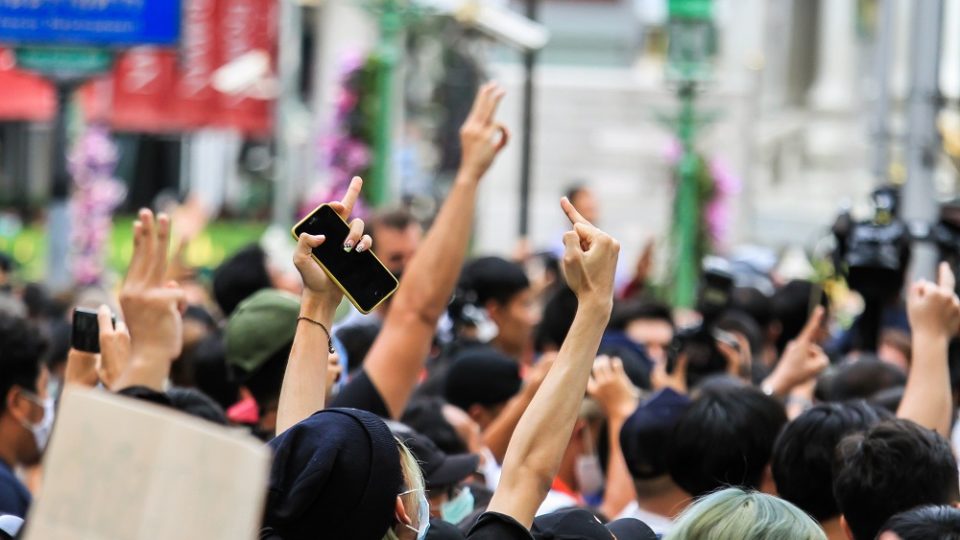 File photo: Anti-government protesters at a 2021 protest in Bangkok’s Ratchaprasong Intersection. Photo: Chayanit Itthipongmaetee / Coconuts Bangkok