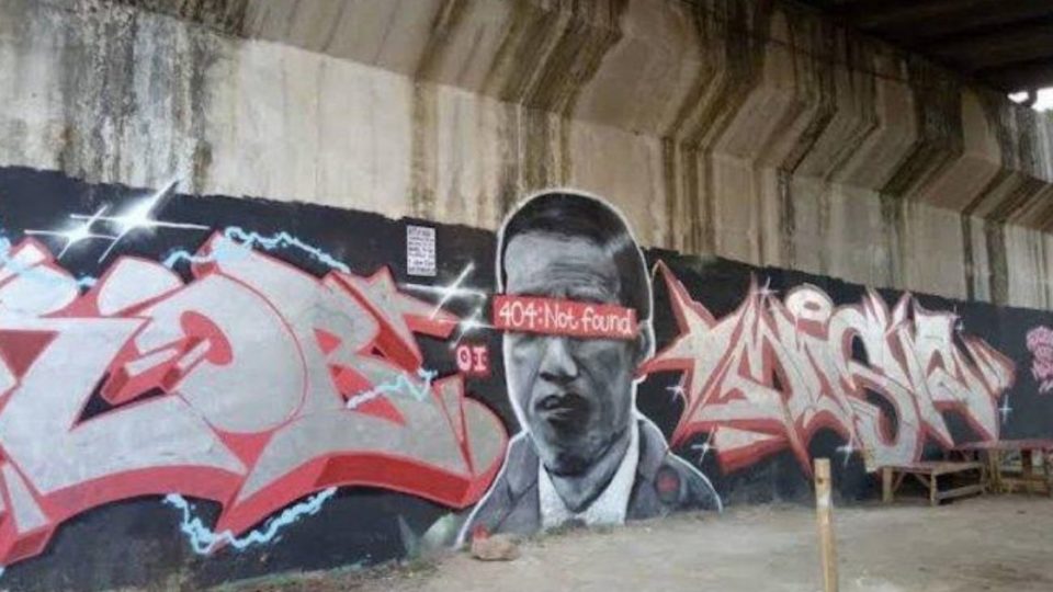 The graffiti, found on a wall under the airport train railway bridge in Batuceper district, depicted Jokowi’s face but with a red bar covering his eyes and the text “404: Not Found” written on it. Photos of the artwork circulated widely over the weekend, inspiring netizens to trend #Jokowi404NotFound on Twitter. Photo: Istimewa