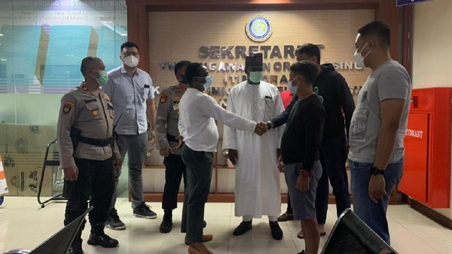 Immigration officers apologizing to AI at an immigration office in Jakarta. Photo: Immigration