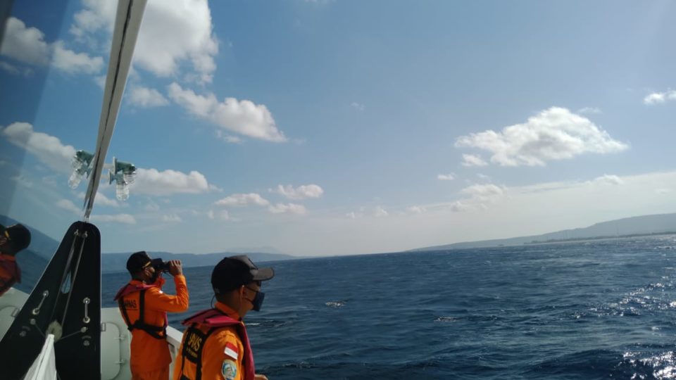 Officers from the Search and Rescue Team (Basarnas) during one of their search operations for KMP Yunicee passengers. Photo: Basarnas Bali 