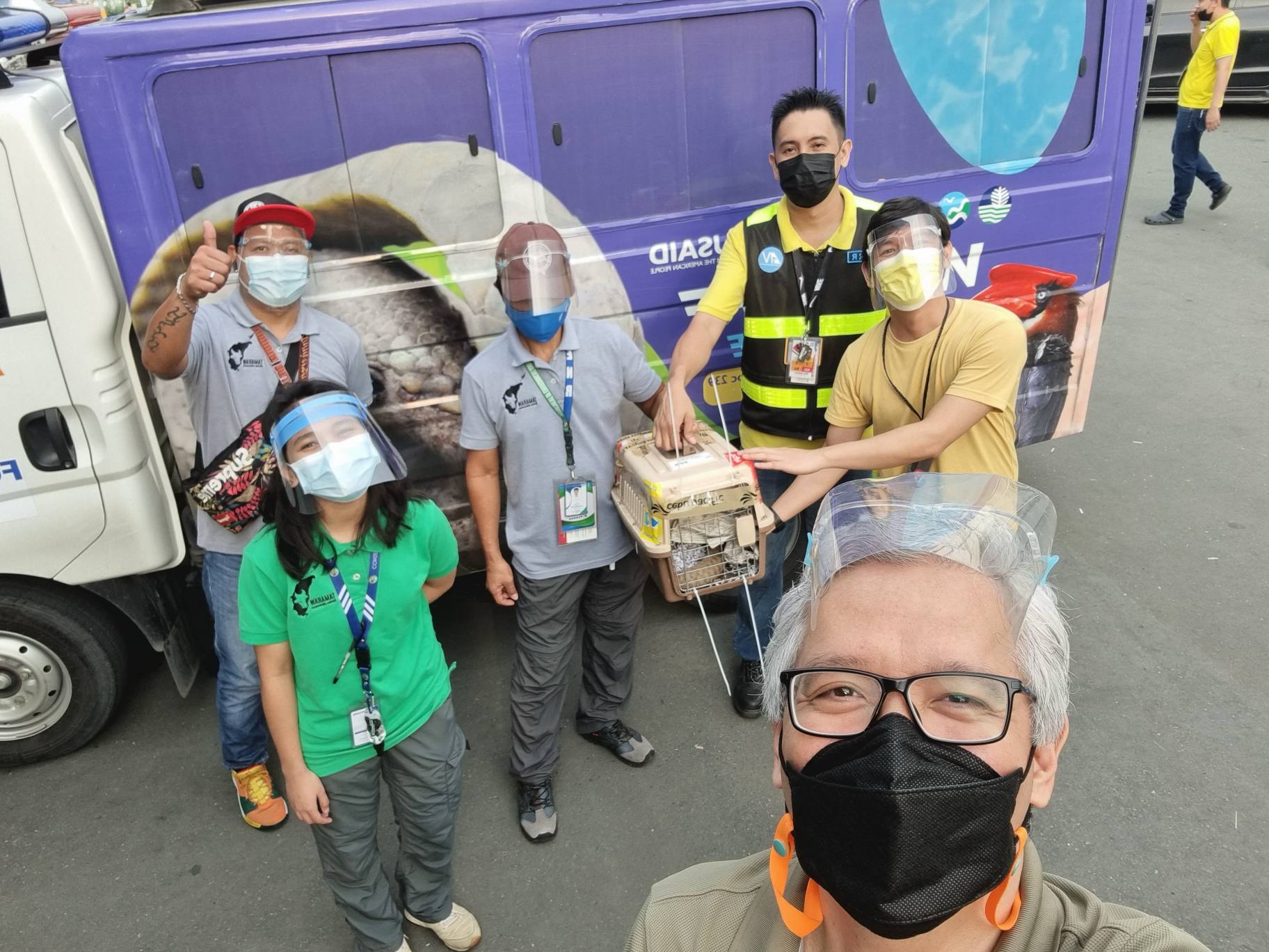 The rescue crew handing Pandi over to the ground staff at Cebu Pacific (photo courtesy of Conservation International Philippines)