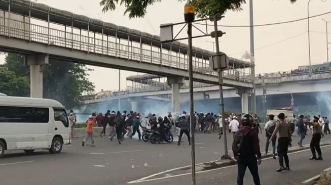 Supporters of firebrand cleric Rizieq Shihab clash with police officers outside the Jakarta High Court on Aug. 30, 2021. Photo: Istimewa