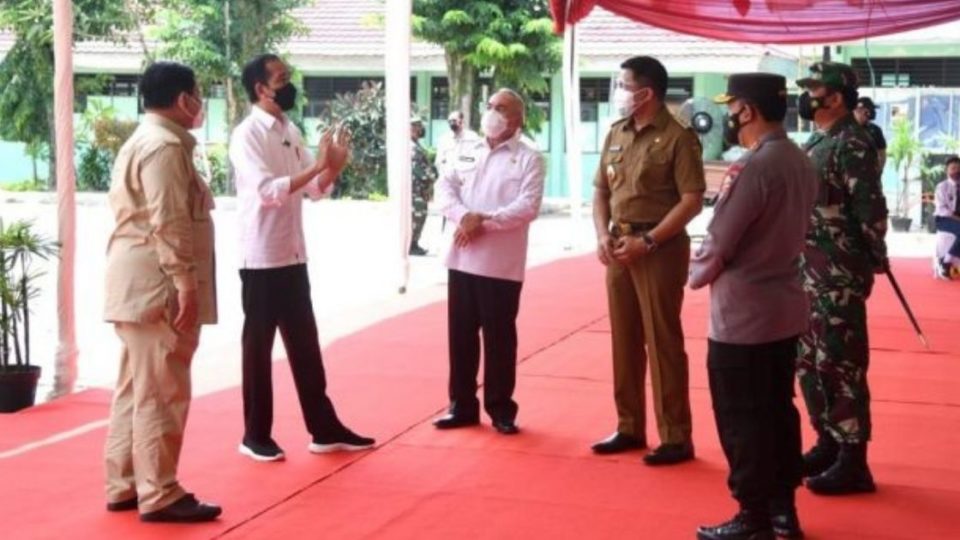 President Joko Widodo (2nd from left) during a visit to a vaccination center in the East Kalimantan capital of Samarinda on Tuesday (Aug. 24). Photo: Sekretariat Presiden Republik Indonesia