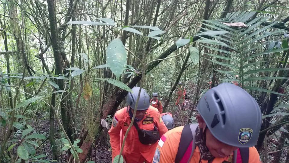 Officers from the Search and Rescue Agency during their search operation yesterday. Photo: Basarnas Bali