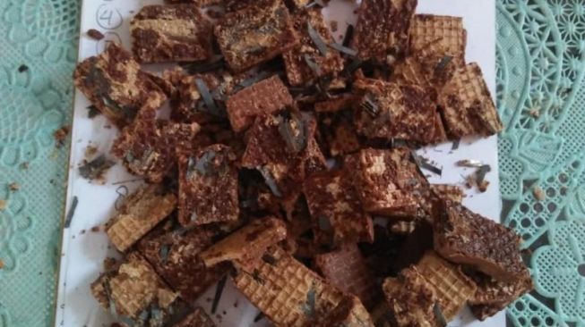A man in East Java slipped razor blade shards and staples inside chocolate wafers before giving them to small children. Photo: Istimewa