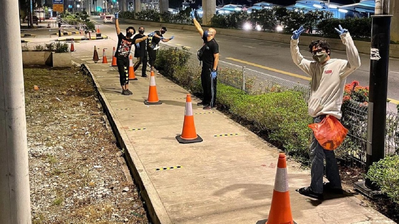 Malaysian man brings out 100 traffic cones for Grand Seasons vaccine ...