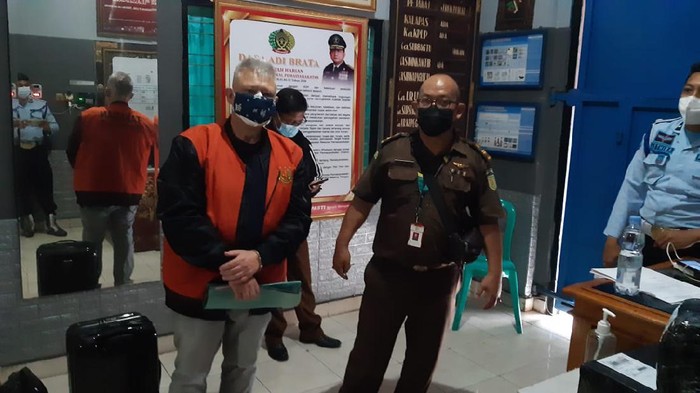 The convict, Karl Gulther Meyer, turned himself in to Kejari Buleleng on Aug. 2, 2021. Photo: Istimewa