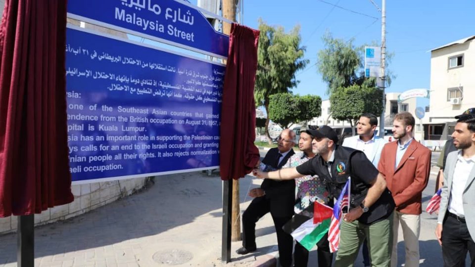 Men unveil the ‘Malaysia Street’ sign board in Gaza. Photo: Muslim Imran/Twitter
