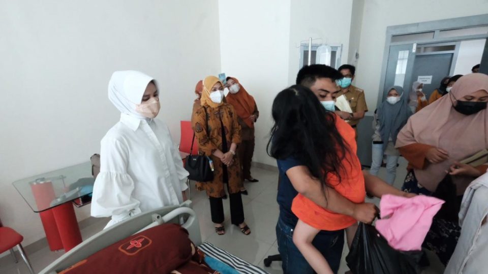 AP being carried by her uncle at a hospital in Gowa, South Sulawesi. Photo: Istimewa
