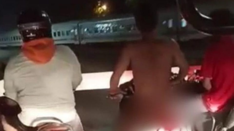 The motorcyclist, who’s yet to be identified, reportedly drove his Honda Vario scooter recklessly sans clothing, helmet, and face mask on Tanggulangin street from the direction of Porong district to downtown Sidoarjo, East Java. Screenshot from video