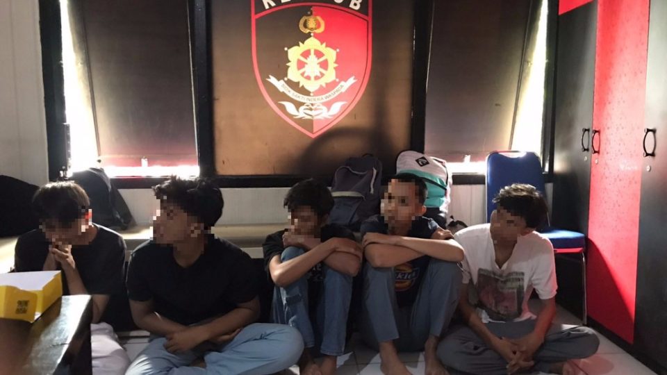 Police detained 5 students who brought sharp weapons to a park, intending to use them in a brawl with students from another school. Photo: Istimewa