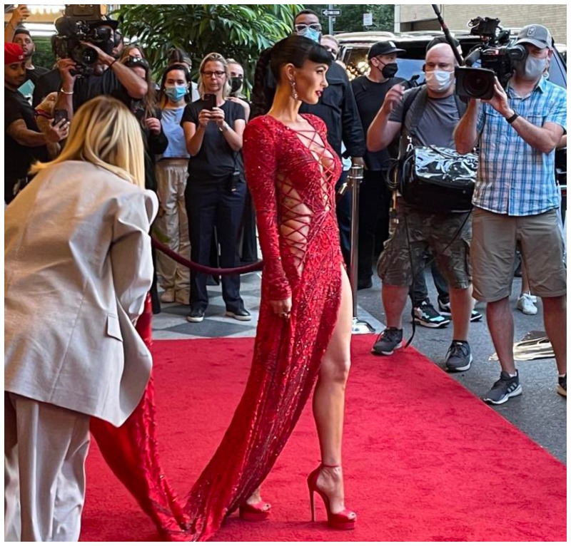 A stylist holding onto Megan Fox’s gown at the Met Gala. Photo: Nikolikeslife/Twitter