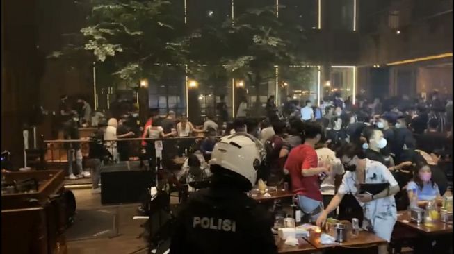 Authorities raiding Holywings Tavern in Kemang, South Jakarta for breach of COVID-19 protocols on Sept. 4, 2021. Photo: Video screengrab