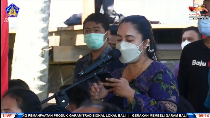 A female emcee hosted an event attended by Bali Governor Wayan Koster on Sept. 28, 2021. Screengrab: Bali Provincial Government/Youtube