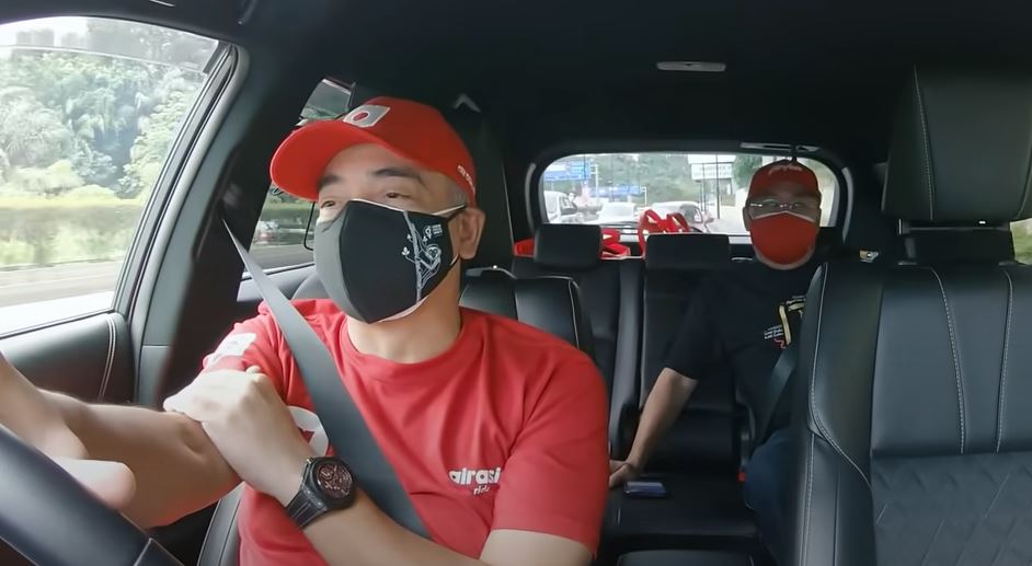 Nazir Razak (in red) and his last passenger. Photo: AirAsia Super App/YouTube
