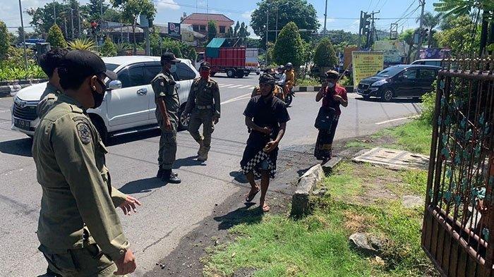 Young men, dressed in traditional clothing, were caught busking in Denpasar over the weekend. Photo: Satpol PP Denpasar