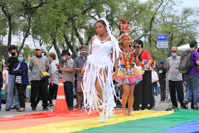 Transgender activist Aunchalee Pokinwuttipob, aka Angele Anang, performs in a white dress at a Sept. 19, 2020, anti-government protest at Bangkok’s Sanam Luang. Photo: Coconuts Bangkok