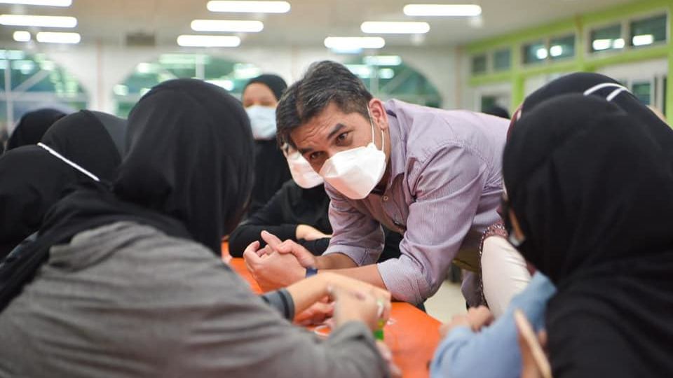 Education Minister Radzi Jidin speaks to female students at Kolej Vokasional ERT Setapak in Kuala Lumpur. Photo: Radzi Jidin/Facebook
