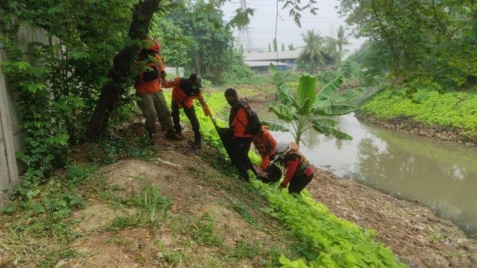 The body of a teenage boy who drowned in East Jakarta’s Cipinang River has been found, four days after he was declared missing. Photo: Istimewa