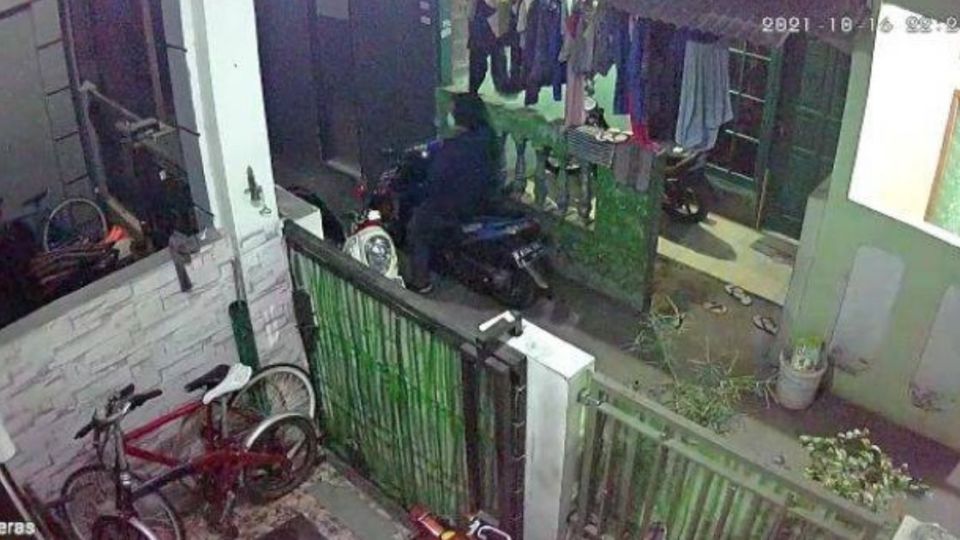A young woman in South Jakarta recently had to deal with an alleged stalker ejaculating on her motorbike, with the disturbing incident caught on camera. Screenshot from Twitter/@ivannhidayat
