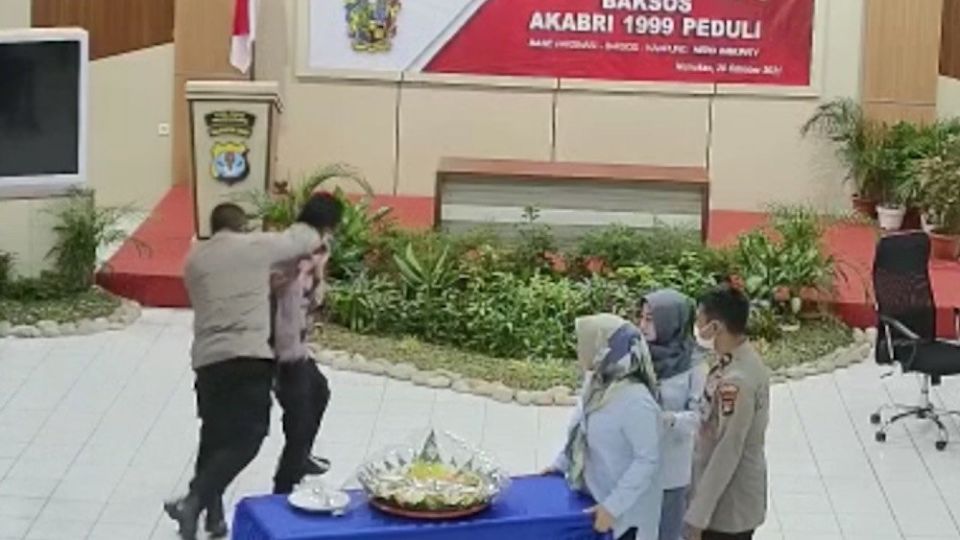 A police chief assaulting his subordinate over a Zoom malfunction. Photo: Video screengrab