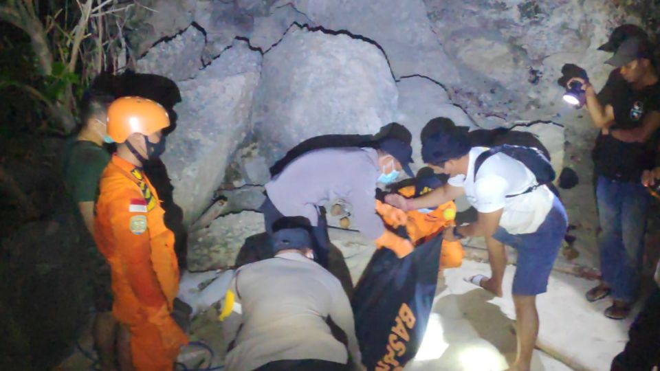 Photo of the search and rescue team while evacuating the deceased victim, Nur Aisyah. Photo: Basarnas Bali