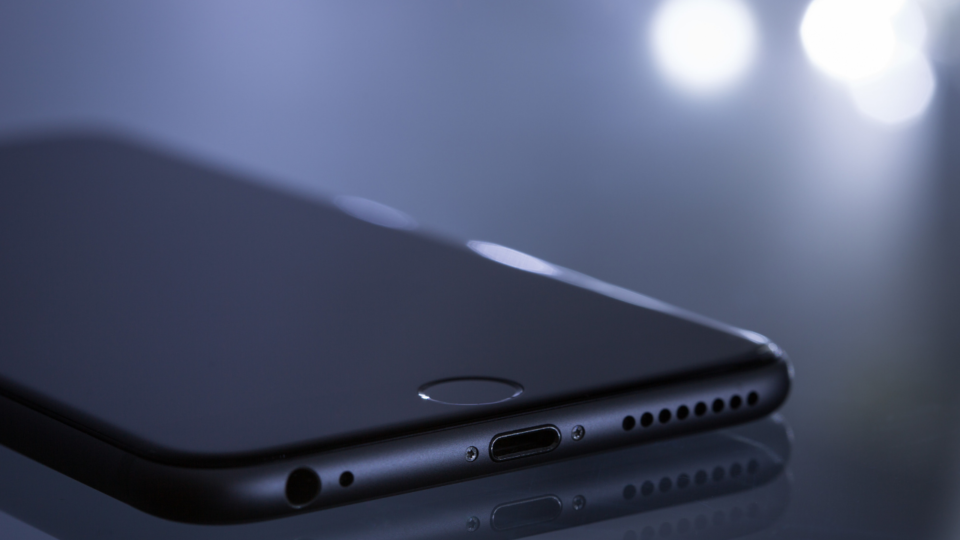 The 52-year-old Indonesian helper was arrested in connection with two phone scams targeting elderly women. Photo: Pexels/Torsten Dettlaff