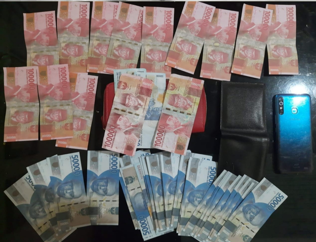 Police say that they found IDR3.7 million (US$263) of counterfeit money in IDR50K bills at her residence. Photo: Istimewa 