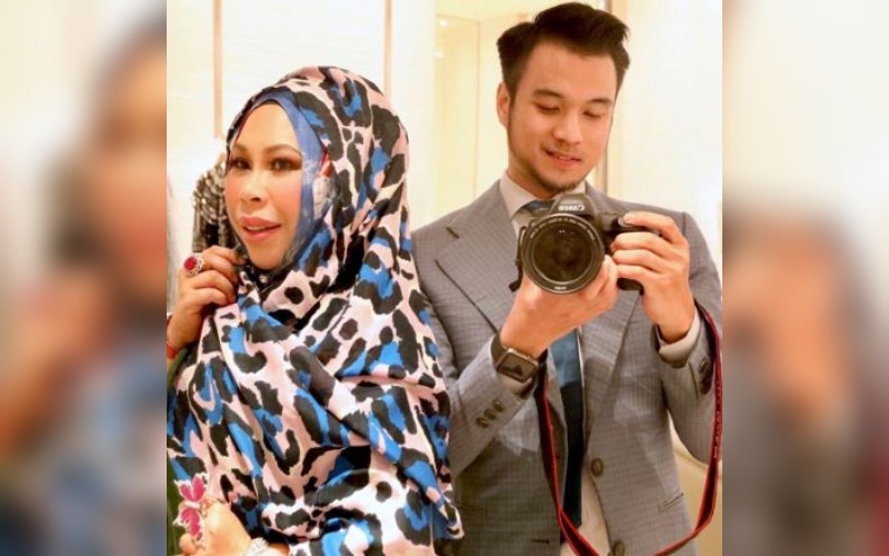 Dato’ Seri Vida, at left, and Ahmad Iqbal taking a photo. Photo: Dato’ Seri Vida/Instagram
