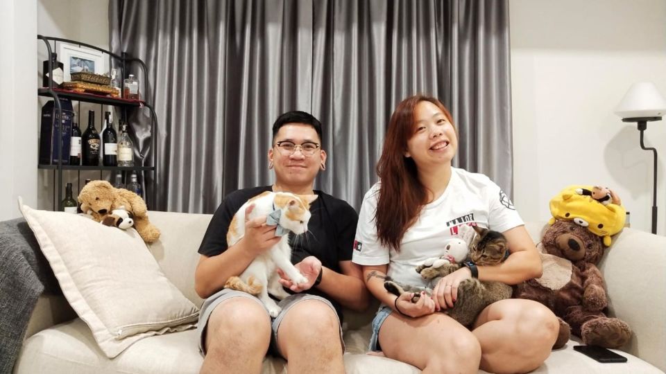 Yee Lisan and husband Roy Ferdinand with their two cats in 2018. Photo: Yee Lisan
