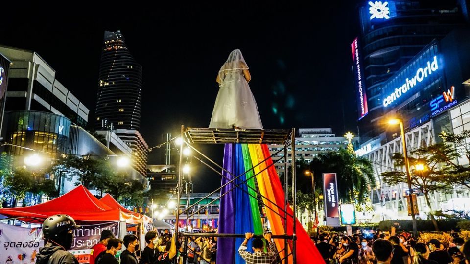 Hundreds of people gathered on Nov. 28, 2021, at the Ratchaprasong Intersection to hoist rainbow flags and sign a petition calling for legal marriage for all regardless of gender identity and sexual orientation. Photo: Coconuts Bangkok