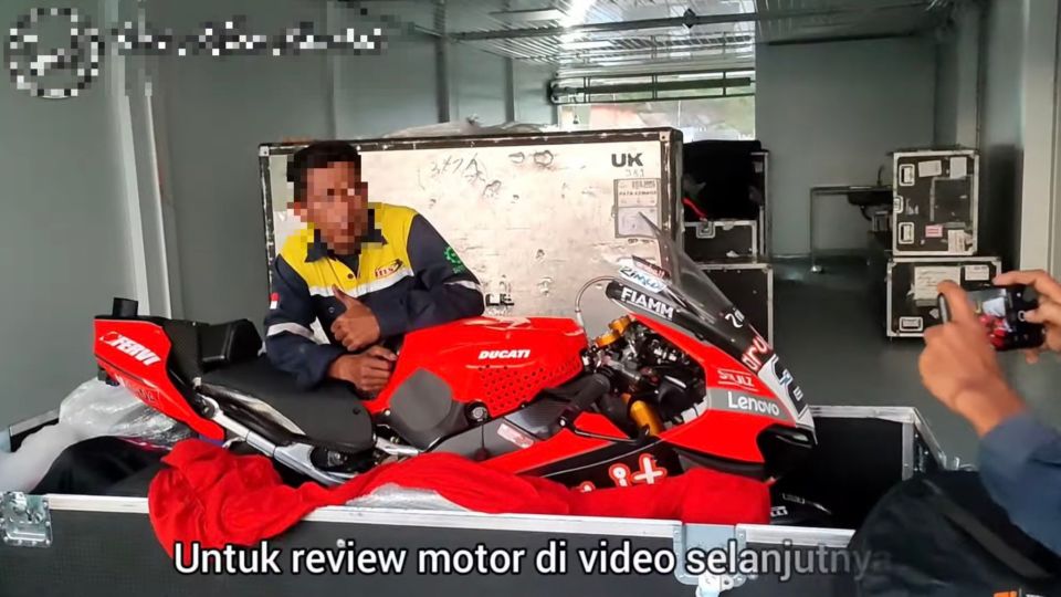 A screengrab taken from the “unboxing” video, which has since been taken down from YouTube. 