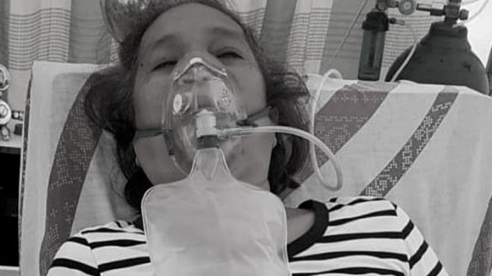 Mirna on oxygen support days before she passed away due to COVID-19. Photo: Rumah Bulan