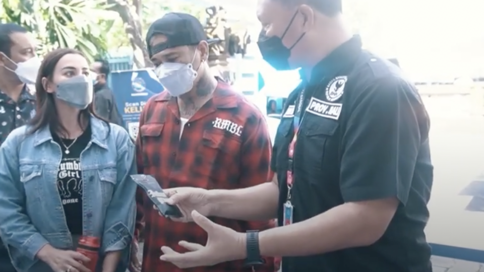 Jerinx, whose real name is I Gede Ari Astina, wearing a red shirt at the center of this shot, attended an event hosted by BNN on Nov. 3. Screengrab: BNN Provinsi Bali/Facebook