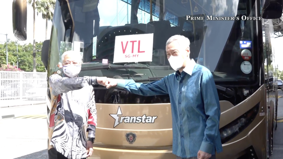 Malaysian Prime Minister Ismail Sabri Yaakob and Singapore Prime Minister Lee Hsien Loong fist bump this morning at the Woodlands Checkpoint. Photo: Singapore Prime Minister’s Office
