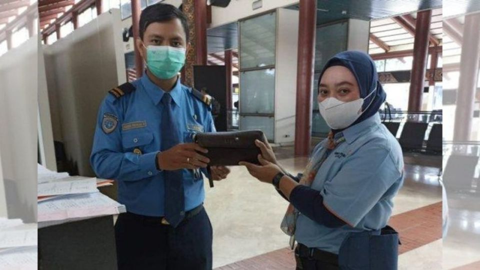 Halimah (R), a cleaning staff at the Soekarno-Hatta International Airport, has won the hearts of people across the country, after she helped return a handbag containing a loaded check to its rightful owner. Photo: Istimewa