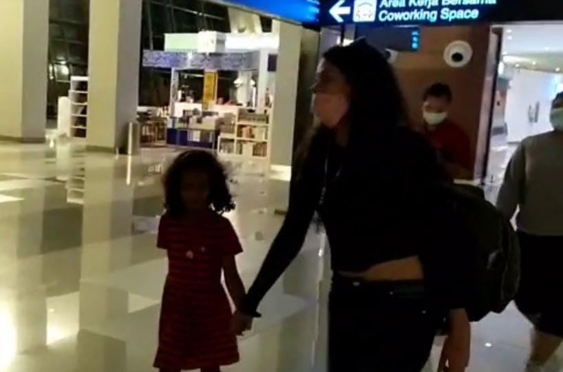 Heather Mack and her six-year-old daughter departed from Ngurah Rai International Airport in Bali on Nov. 2. Photo: Bali Office of the Law and Human Rights Ministry 