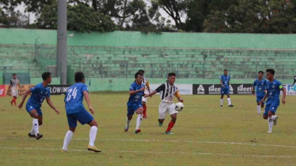 A soccer match between Gresik Putra Paranane against NZR Sumbersari (in blue jersey) at Gajayana Stadium in Malang on Nov. 12, 2021. Photo: Asprov PSSI Jatim
