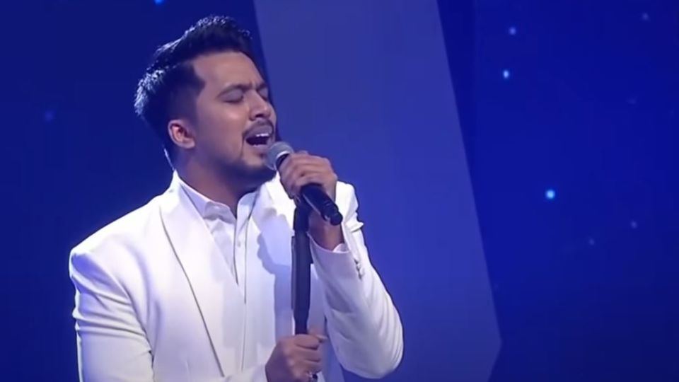 Aliff Aziz singing ‘Kasih Tak Sampai’ on Sunday. Photo: Astro Ria/YouTube
