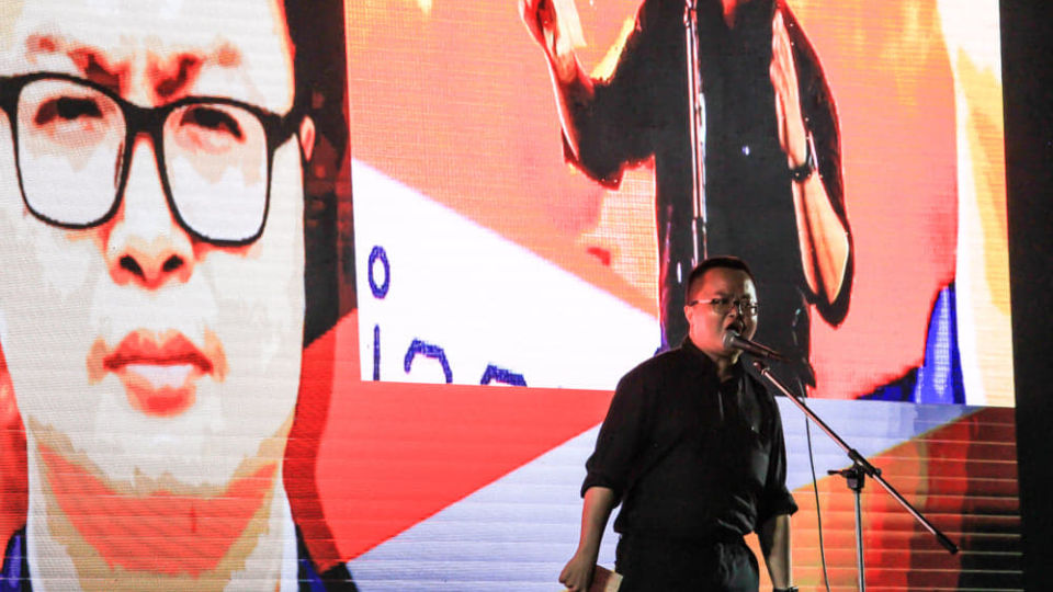 Arnon Nampa speaks on stage on Sept. 19 at a demonstration at Sanam Laung. Photo: Coconuts
