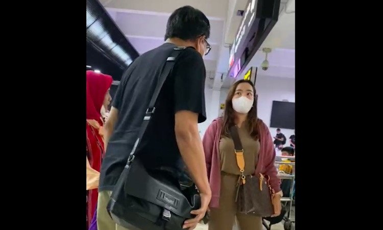 Indonesian MP Arteria Dahlan with his mother (left) arguing with a woman claiming to be the daughter of a military general at Soekarno-Hatta Airport on Nov. 21, 2021. Video screengrab