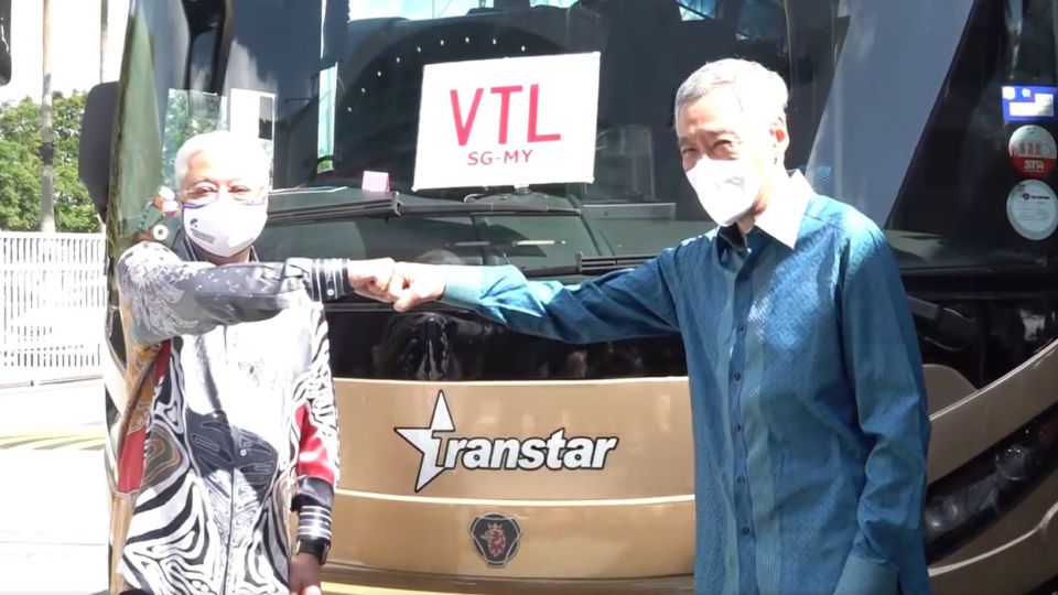 Prime ministers Ismail Sabri Yaakob and Lee Hsien Loong trade a fist bump on the first day of border reopening at Singapore’s Woodlands Checkpoint.  Photo: Lee Hsien Loong
