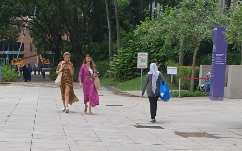 Two women stroll Wednesday near the entrance of KLCC without face masks. Photo: AdibahOj/Twitter
