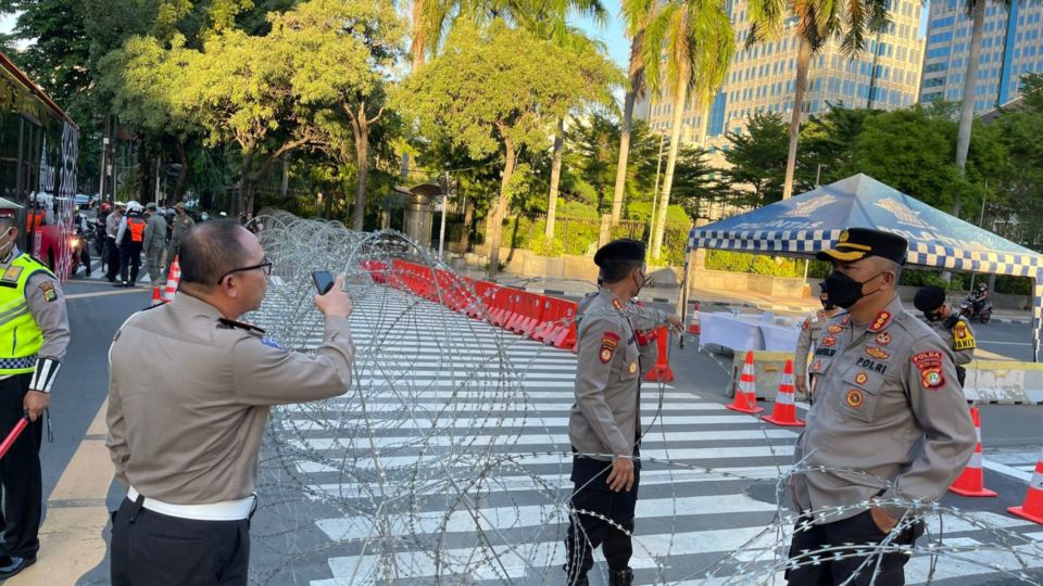 Jakarta Metro Police setting up roadblocks around Monas in anticipation of the 212 rally. Photo: Twitter/@TMCPoldaMetro